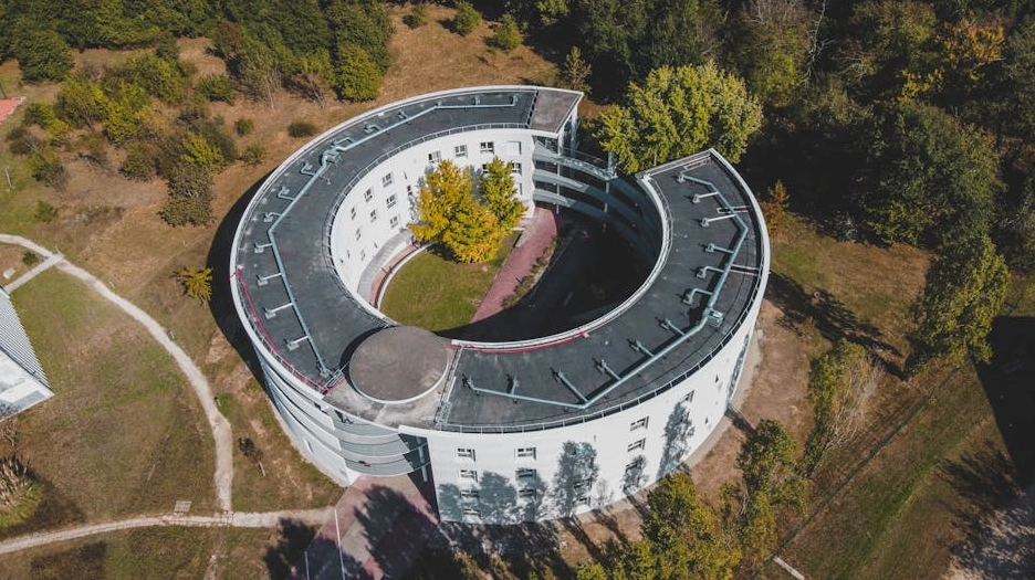 Moderno edificio per uffici con facciata in vetro che riflette il cielo